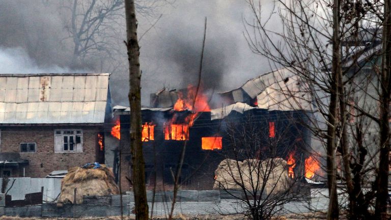 Les habitants ont signalé que des soldats avaient détruit une maison avec des explosifs lors de la confrontation