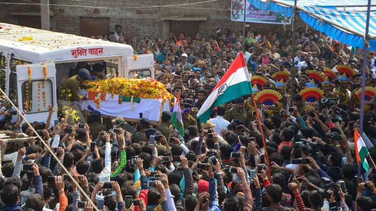 Des personnes en deuil assistent à un cortège funèbre suite à une attaque contre des troupes au Cachemire sous administration indienne