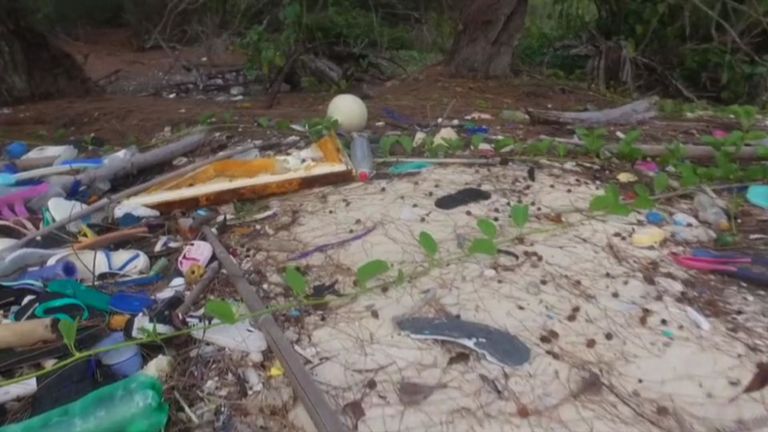 L'île est jonchée de déchets plastiques