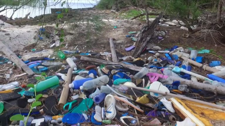 Les bouteilles et les tongs sont parmi les articles à avoir lavé à terre
