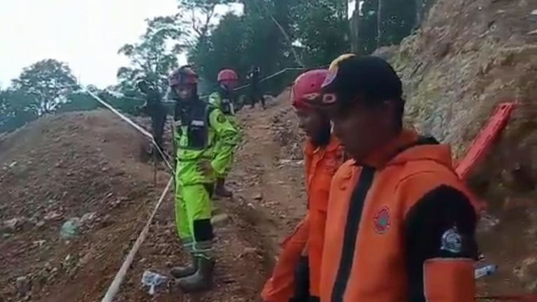 Les sauveteurs disent qu'ils peuvent entendre des voix de l'intérieur de la mine. Pic: Agence nationale pour la prévention des catastrophes 