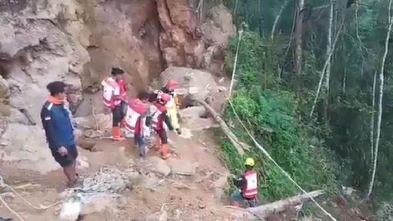 Les secouristes utilisent des outils à main, craignant un autre glissement de terrain. Pic: Agence nationale de lutte contre les catastrophes naturelles 