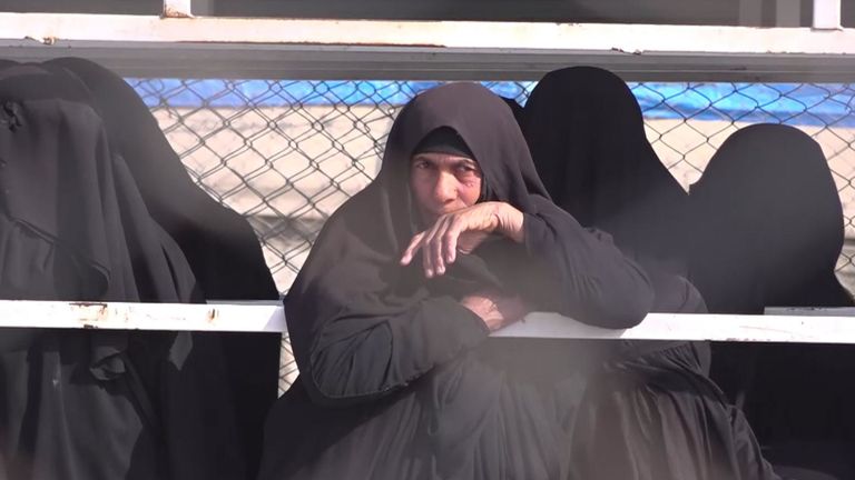 Des femmes liées à l'État islamique sont détenues dans une section d'un camp de réfugiés syriens