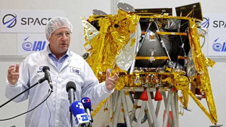 Le directeur de la division spatiale israélienne des industries aérospatiales, Opher Doron, s'exprime devant un engin spatial pesant quelque 585 kilogrammes (1 300 livres) lors d'une présentation donnée par SpaceIL, une organisation à but non lucratif israélienne, et Aerospace Industries appartenant à l'État israélien, le 17 décembre 2018 à Yehud, à l'est de Tel Aviv. - Les scientifiques israéliens en train de se préparer pour le lancement du premier vaisseau spatial du pays sur la Lune ont ajouté un passager spécial qui accompagnera le voyage. Une capsule temporelle de trois disques numériques contenant
