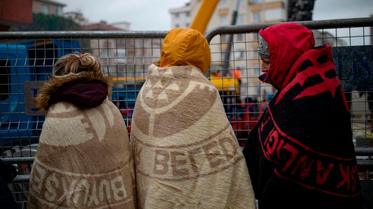 Les proches des victimes toujours pris au piège sous les décombres jettent un regard sur l'opération de sauvetage en cours