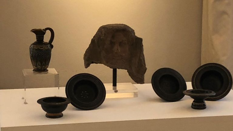 Les éléments inclus des assiettes et un masque étrusque, un pot et un vase