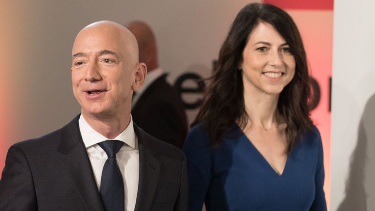L'enquêteur a déclaré que M. Bezos avait envoyé des "notes d'amour débordantes" & # 39; à Sanchez avant qu'il n'annonce sa scission de son épouse MacKenzie