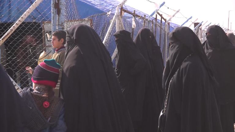 Des femmes liées à l'État islamique sont détenues dans une section d'un camp de réfugiés syriens