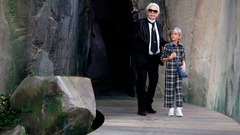 Le couturier se promène avec son filleul Hudson Kroenig lors d'un défilé Chanel 2018