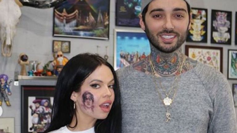 Kelsy Karter pose à côté de son tatoueur Roman Lacoste