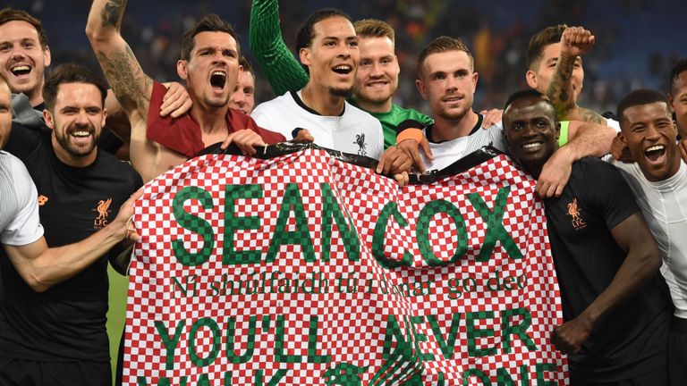 Les joueurs de Liverpool ont brandi une bannière pour M. Cox après avoir vaincu la Roma au match retour