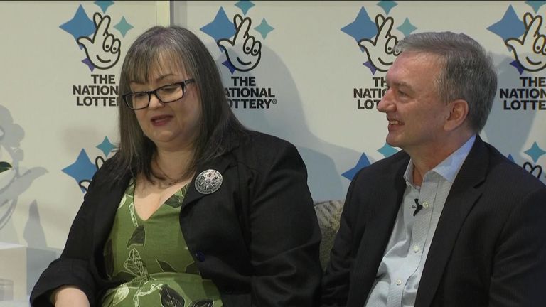 Frances et Patrick Connolly, du comté d'Armagh, ont participé à une conférence de presse vendredi après être devenus le quatrième plus grand gagnant de loteries britanniques de l'histoire