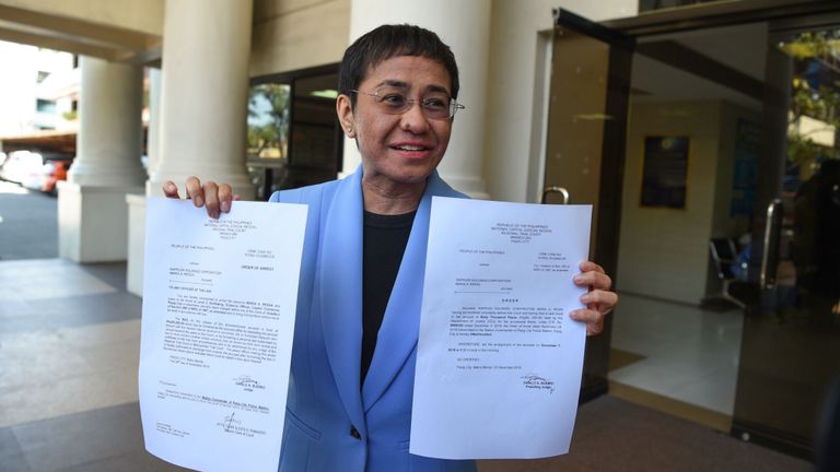 Maria Ressa en 2018 avec son mandat d'arrêt pour une accusation de fraude fiscale