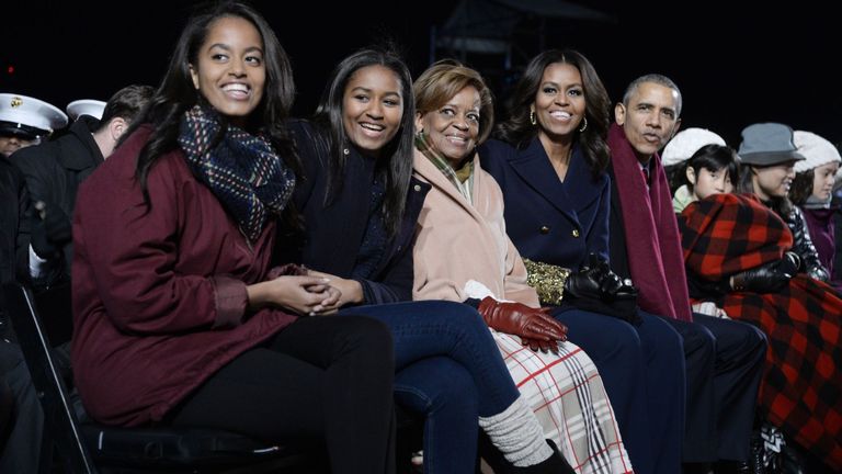 Michelle et Barack Obama avec leurs filles Malia et Sasha et la mère de Mme Obama, Marian Robinson, en 2015