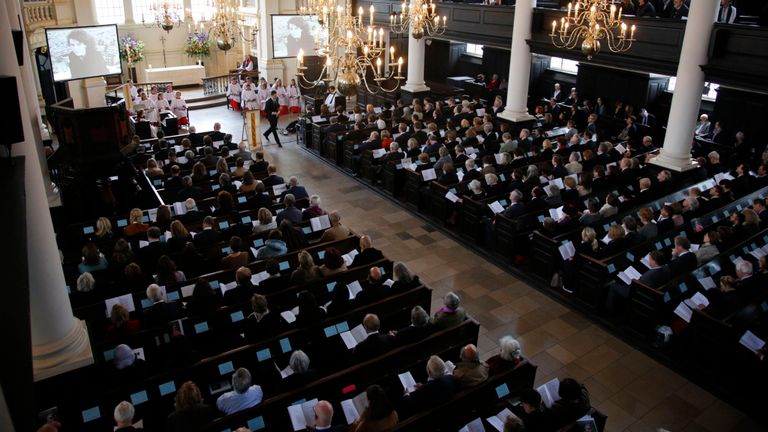 Des personnes en deuil assistent aux funérailles de Mme Colvin à Londres en 2012