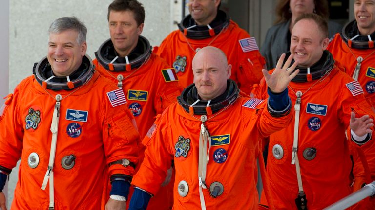Mark Kelly (C, en agitant) a commandé la dernière mission de la navette spatiale Endeavour.