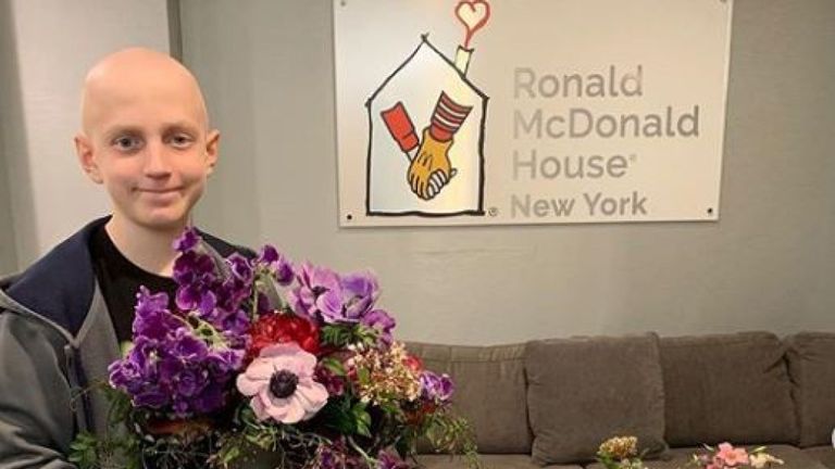Un enfant atteint de cancer a reçu un écran violet, rose et rouge de la fête royale. Pic: Instagram / Répéter Roses