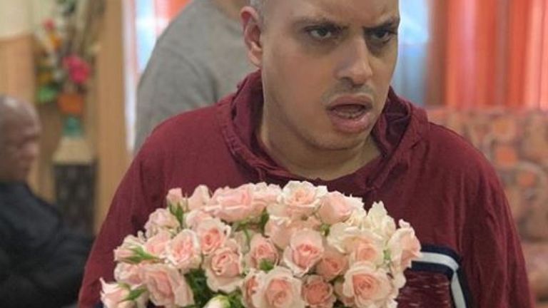 Un homme de Unique People Services a reçu un magnifique bouquet de fleurs rose pâle. Pic: Instagram / Répéter Roses