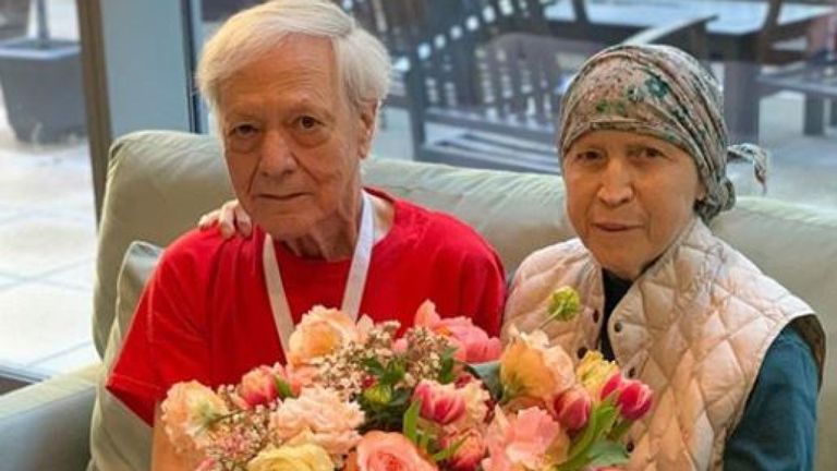 Un couple de personnes âgées à Hope Lodge a reçu un arrangement massif. Pic: Instagram / Répéter Roses