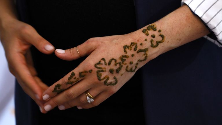 On dit que le tatouage au henné porte bonheur