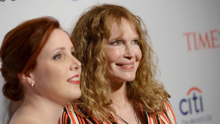Mia Farrow (à droite) a soutenu les allégations de sa fille Dylan (à gauche) selon lesquelles Woody Allen l'avait agressée