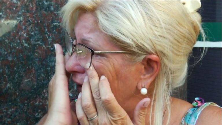 La tante de Sala Mirta Taffarel reste en larmes après l'arrivée de son corps en Argentine