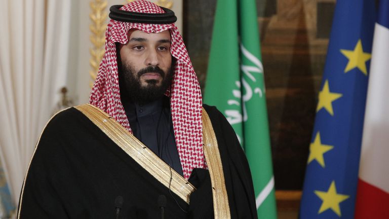 Le Prince héritier saoudien Mohammed bin Salman donne une conférence de presse conjointe avec le président de la République française à l'Elysée à Paris le 10 avril 2018