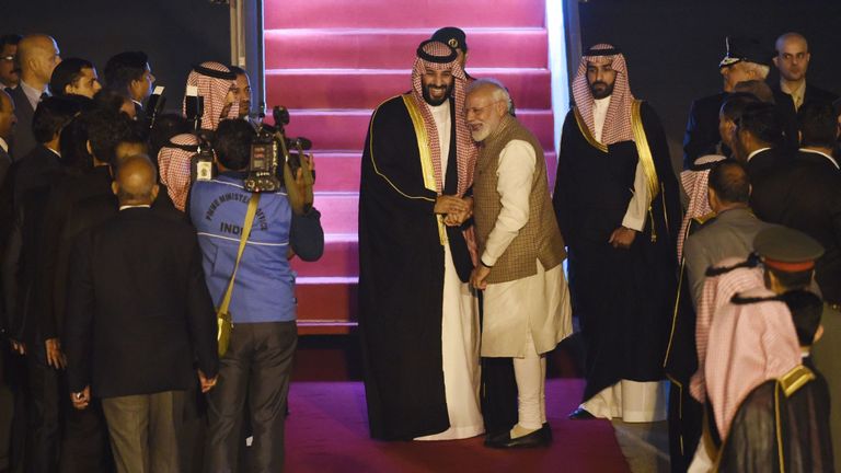 Mohammed bin Salman (à gauche) serre la main de Narendra Modi à l'aéroport de New Delhi