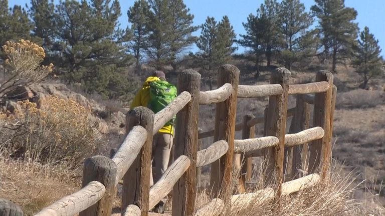 Un coureur qui a été attaqué par un lion des montagnes a raconté comment il avait ramené l'animal au sol et s'était coincé le pied contre son cou lors d'une lutte à perpétuité.
