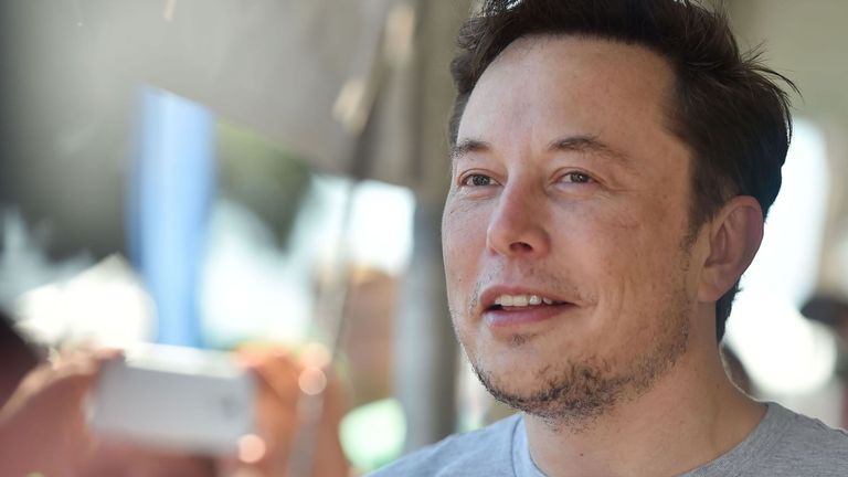Le fondateur de SpaceX, Tesla et de The Boring Company, Elon Musk participe au concours SpaceX Hyperloop Pod de 2018, qui se tiendra à Hawthorne, en Californie, le 22 juillet 2018. - Des étudiants de collèges et d'universités des États-Unis et du monde entier testent leurs pods Piste d’essai tubulaire longue de 1,25 km (0,75 mile) au siège de SpaceX