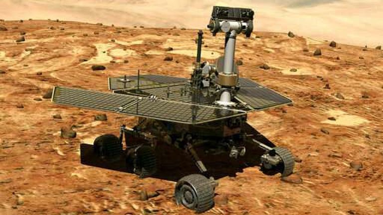 Cette illustration mise à disposition par la NASA montre le mobile Opportunity à la surface de Mars. Le véhicule d'exploration a atterri le 24 janvier 2004 et enregistré plus de 45 km avant de se taire lors d'une tempête de poussière en juin 2018. Il y avait tellement de poussière dans l'atmosphère martienne que le soleil ne pouvait pas atteindre Opportunity & # 39 ; s panneaux solaires pour la production d’électricité.