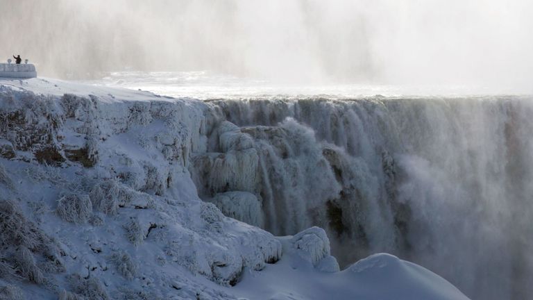 Un visiteur prenant un selfie du côté américain de Niagara Falls 