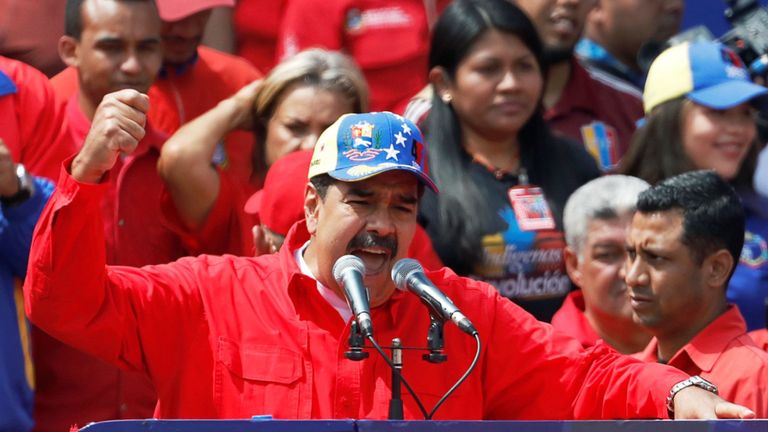 Nicolas Maduro a prononcé un discours devant ses partisans alors que des manifestations antigouvernementales ont eu lieu à Caracas