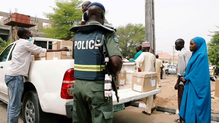 Un officier de police supervise la distribution du matériel électoral à Yola