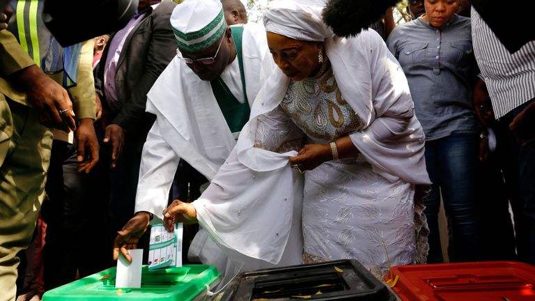 Le candidat de l’opposition à la présidence, Atiku Abubakar, vote au bureau de vote d’Ajiya à Yola, dans l’État d’Adamaoua