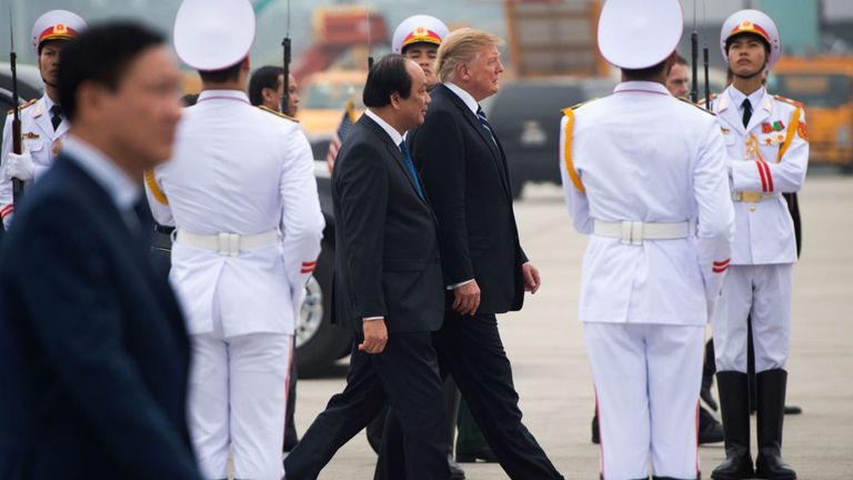 Trump part sur Air Force One à l'aéroport international de Noi Bai