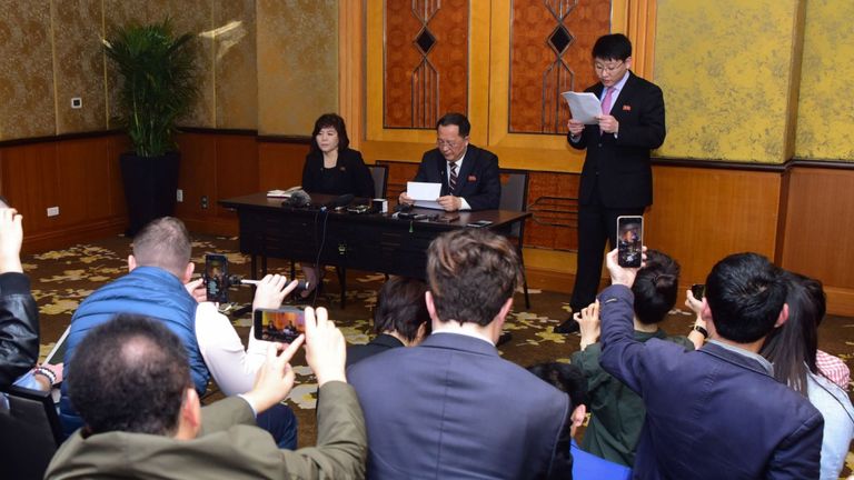 Le ministre nord-coréen des Affaires étrangères, Ri Yong Ho (au centre) donne un rare exposé aux journalistes à Hanoi