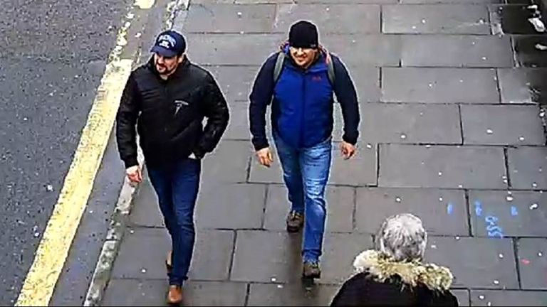 CCTV6 = image des deux suspects sur Fisherton Road, Salisbury à 13 h 05 le 4 mars 2018
