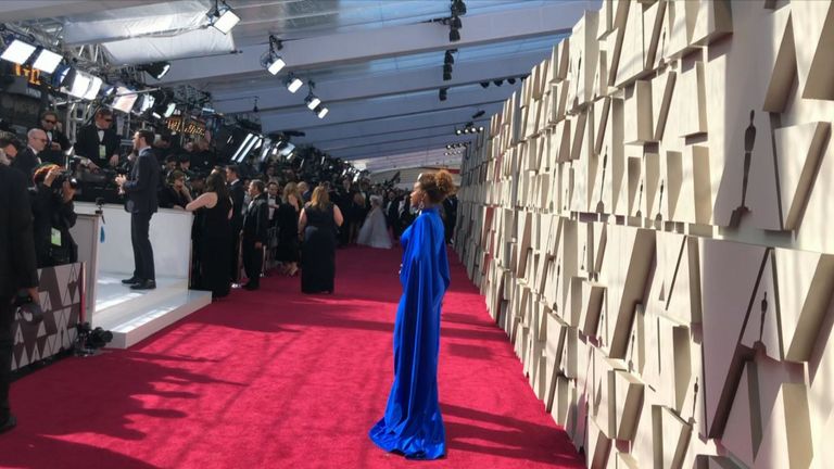 Sky News & # 39; Bethany Minelle marche sur le tapis rouge en suivant la route empruntée par les célébrités. passé la presse en attente.