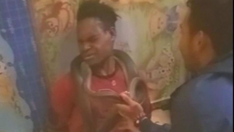 Le suspect a été vu en train de grimacer et de se tordre sur le sol pendant l'interrogatoire.