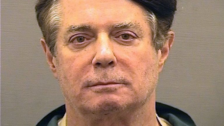 Paul Manafort pose pour son mugshot après avoir été arrêté