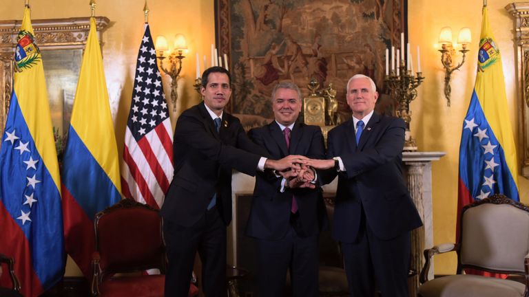 Le chef de l'opposition vénézuélienne Juan Guaido (à gauche) avec le président colombien Ivan Duque (à droite) et le vice-président américain Mike Pence (à droite)  