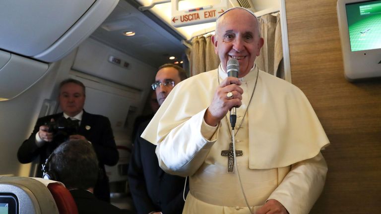 Le pape a parlé aux journalistes sur le vol à destination d'Abou Dhabi 