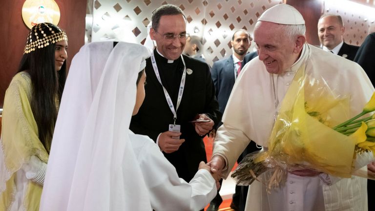 Le pontife a serré la main d'un garçon Emrati à son arrivée à l'aéroport international d'Abou Dhabi 