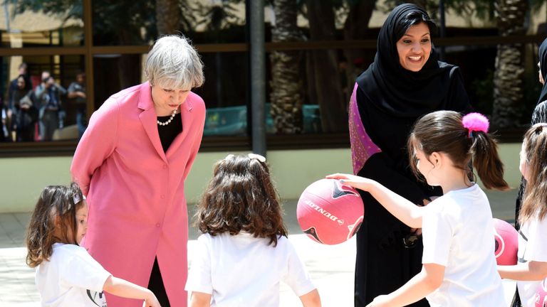 La princesse Reema avec Theresa May en 2017 alors qu'elles discutaient avec des filles lors d'un cours de basket-ball à Riyad