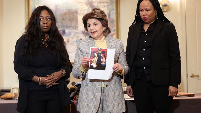 Les procureurs Gloria Allred et Latresa Scaff présentent des photos de la nuit où ils affirment avoir été maltraités