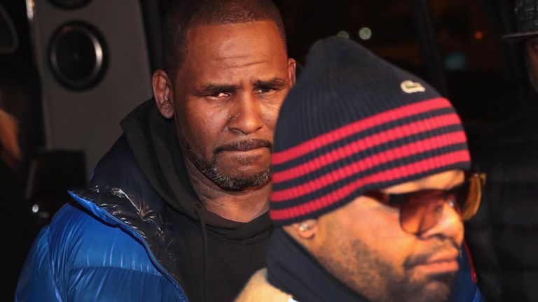 R Kelly devrait être tenu la nuit avant la comparution devant le tribunal samedi