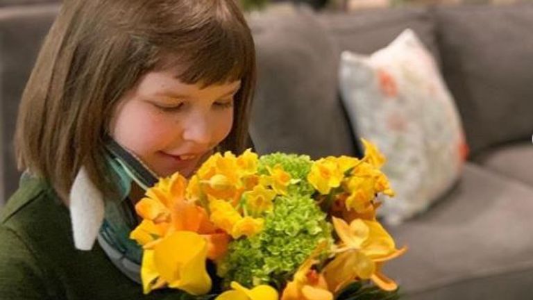 Une petite fille de la maison Ronald McDonald à New York a reçu un arrangement floral jaune de la douche royale. Pic: Instagram / Répéter Roses