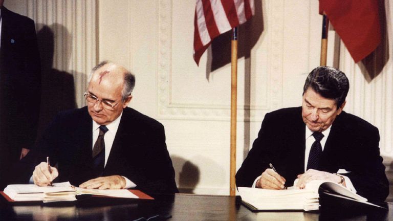 Le président Ronald Reagan (à droite) et le président soviétique Mikhaïl Gorbatchev signent le traité à la Maison-Blanche le 8 décembre 1987.