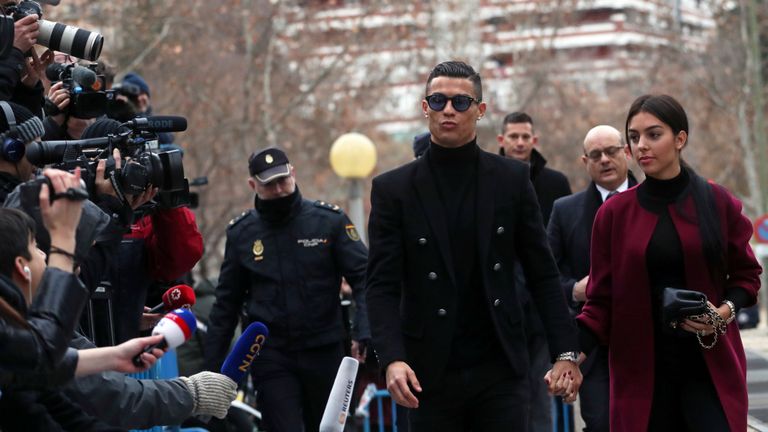 Cristiano Ronaldo arrive avec sa petite amie Georgina Rodriguez pour comparaître devant le tribunal dans un procès pour fraude fiscale à Madrid, en Espagne, le 22 janvier 2019. REUTERS / Susana Vera